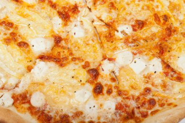 Beyaz arka plan üzerinde izole lezzetli İtalyan pizza