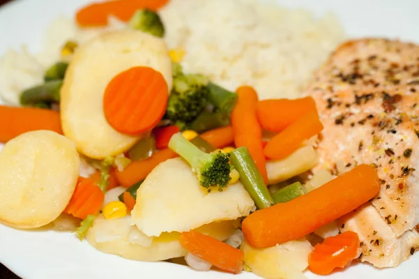 Une alimentation saine. Le saumon aux légumes — Photo