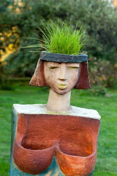 Der Blumentopf in Form des weiblichen Kopfes — Stockfoto