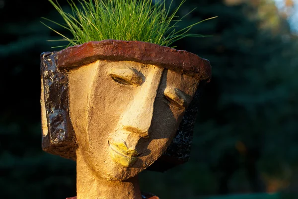 Le pot de fleurs en forme de tête féminine — Photo