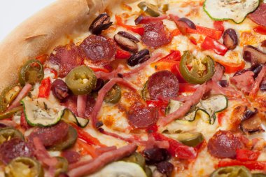 Beyaz arka plan üzerinde izole lezzetli İtalyan pizza