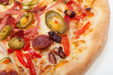 Beyaz arka plan üzerinde izole lezzetli İtalyan pizza