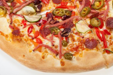 Beyaz arka plan üzerinde izole lezzetli İtalyan pizza