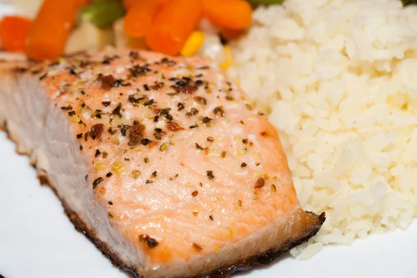 Une alimentation saine. Le saumon aux légumes — Photo