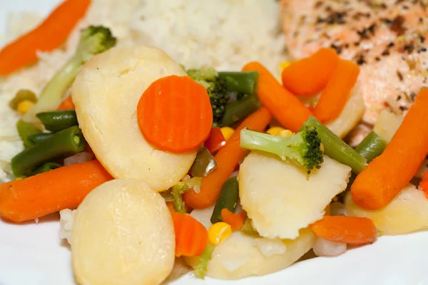 健康的饮食习惯。三文鱼配蔬菜 — 图库照片