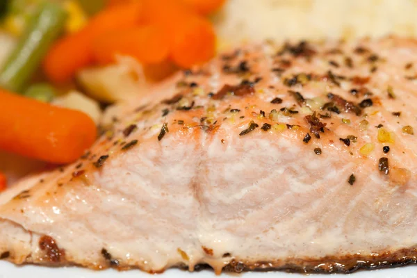 Zdravé stravy. losos se zeleninou — Stock fotografie