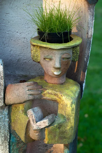 Le pot de fleurs en forme de tête féminine — Photo