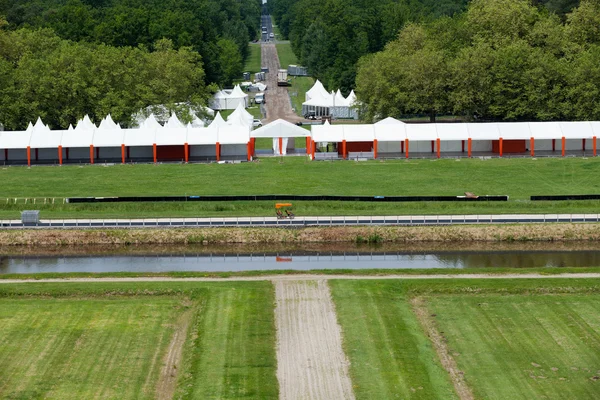 Die große Wiese und der Park rund um das Schloss. Frankreich — Stockfoto