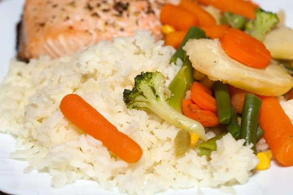 A dieta saudável. O salmão com verduras — Fotografia de Stock