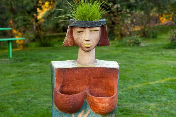 Квітковий горщик у вигляді жіночої голови — стокове фото