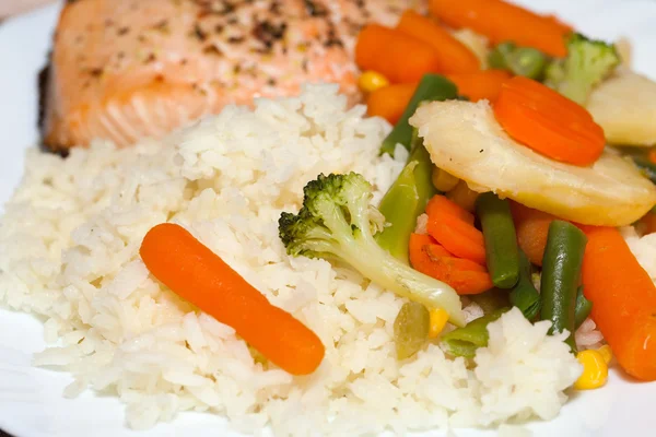 La dieta saludable. El salmón con verduras —  Fotos de Stock