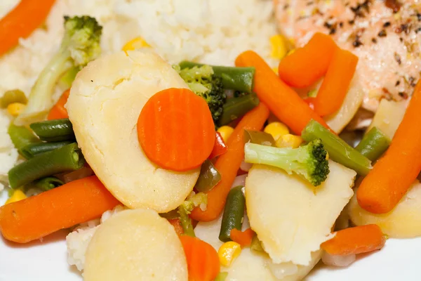 La dieta saludable. El salmón con verduras —  Fotos de Stock