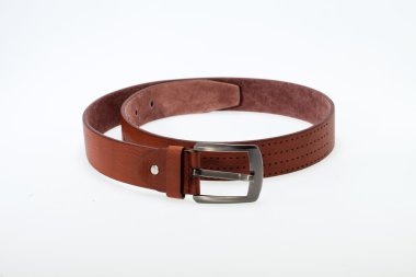 beyaz izole kahverengi erkek kemeri.