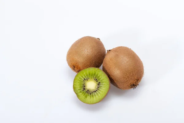 Kiwi fruits isolés sur fond blanc — Photo