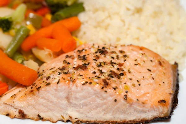 Une alimentation saine. Le saumon aux légumes — Photo