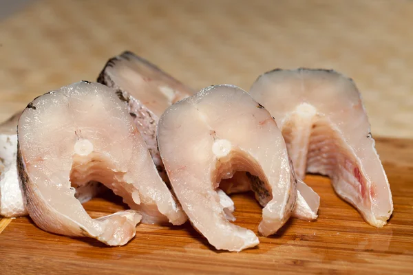 Um pedaço de peixe cru fresco. A dieta saudável . — Fotografia de Stock