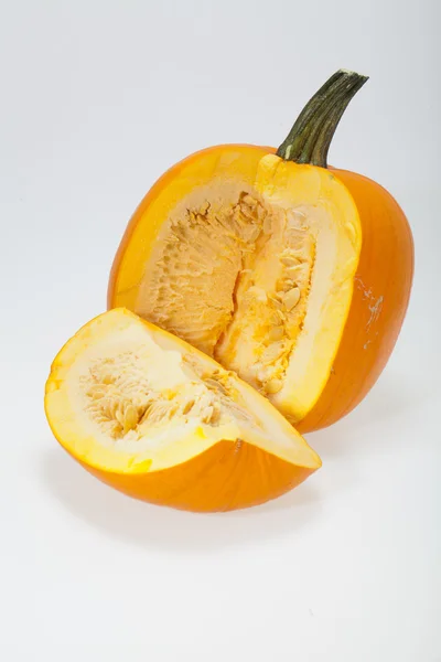Abóbora laranja fresca isolada sobre fundo branco — Fotografia de Stock