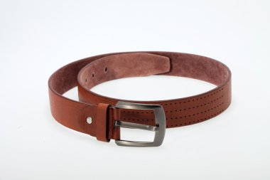 beyaz izole kahverengi erkek kemeri.