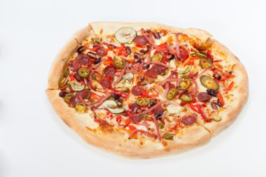 Beyaz arka plan üzerinde izole lezzetli İtalyan pizza