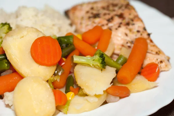 La dieta sana. Il salmone con verdure — Foto Stock