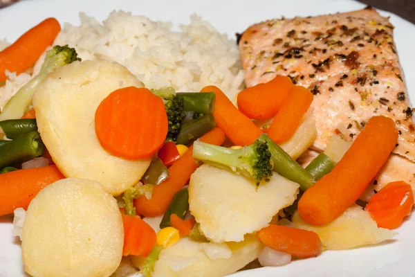 La dieta saludable. El salmón con verduras —  Fotos de Stock