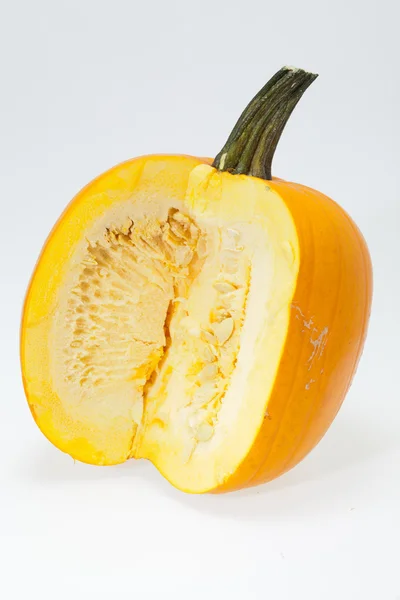 Calabaza naranja fresca aislada sobre fondo blanco —  Fotos de Stock