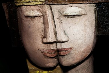 Çiçek saksısı kadınsı kafa şeklinde.