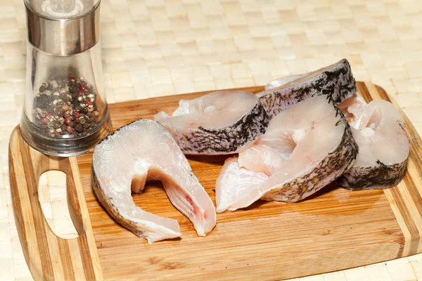 Stuk van verse rauwe vis. de gezonde voeding. — Stockfoto