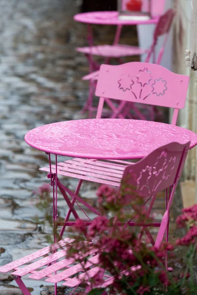 Lege roze tabellen in het café tijdens de regen — Stockfoto