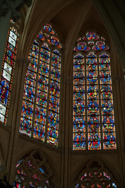 Gebrandschilderde ramen van saint gatien kathedraal in tours, Frankrijk. — Stockfoto