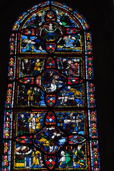 Farvede glasvinduer i Saint Gatien katedralen i Tours, Frankrig . - Stock-foto