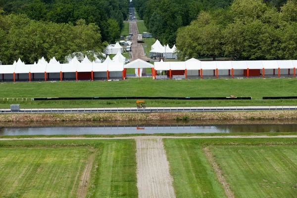 Die große Wiese und der Park rund um das Schloss. Frankreich — Stockfoto