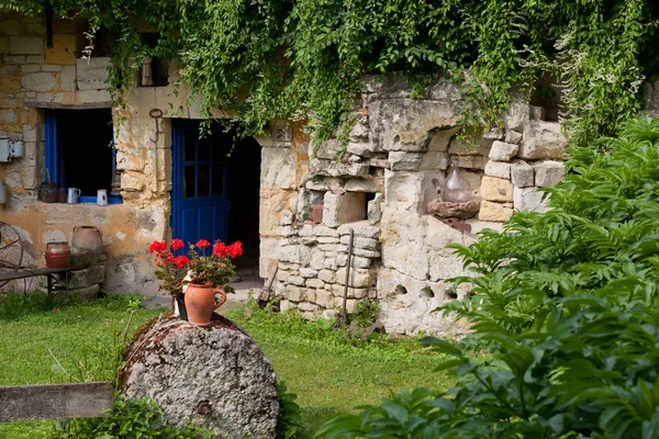 The homestead of troglodytes forged in the rock near Saumur — Stock Photo, Image