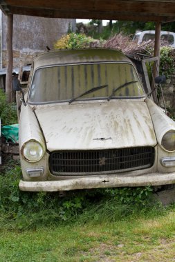 Saumur yakınlarındaki kayalarda dövülmüş trogloditlerin çiftliği.