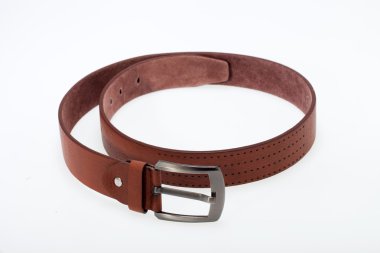 beyaz izole kahverengi erkek kemeri.