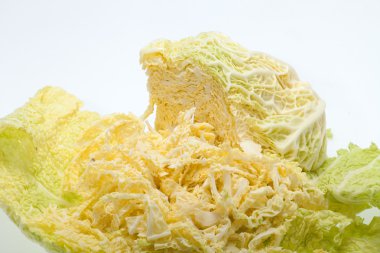 Beyaz arka planda taze savoy lahanası