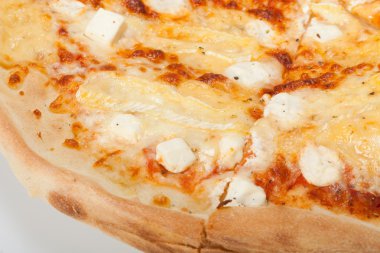 Beyaz arka plan üzerinde izole lezzetli İtalyan pizza