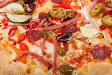 Beyaz arka plan üzerinde izole lezzetli İtalyan pizza