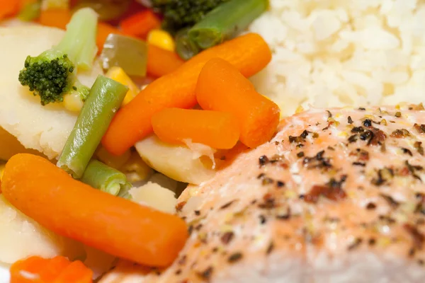 La dieta saludable. El salmón con verduras —  Fotos de Stock