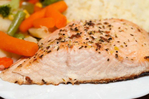 La dieta saludable. El salmón con verduras — Foto de Stock