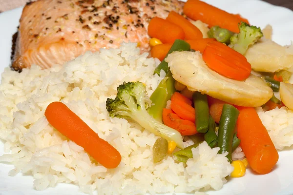 A dieta saudável. O salmão com verduras — Fotografia de Stock