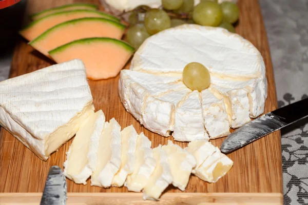 Käse mit weißen Trauben. Nahaufnahme — Stockfoto