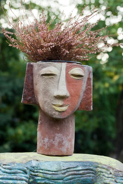 Der Blumentopf in Form des weiblichen Kopfes — Stockfoto