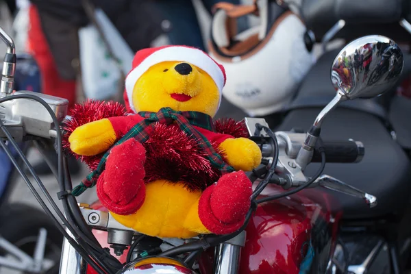 Parade Santa Clauses pada sepeda motor di sekitar Lapangan Pasar Utama di Cracow — Stok Foto