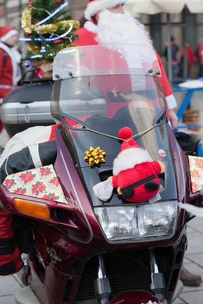 骑着摩托车在克拉科夫主要市场广场周围的圣诞老人游行 — 图库照片