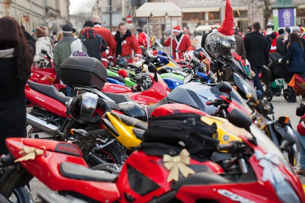 Paraati Santa Clauses moottoripyörien ympäri Main Market Square Krakovassa — kuvapankkivalokuva
