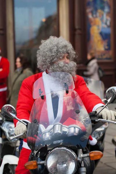 O desfile de Papai Noel em motocicletas ao redor da praça principal do mercado em Cracóvia — Fotografia de Stock