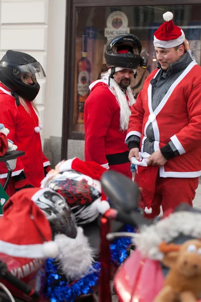 El desfile de Santa Claus en motocicletas alrededor de la Plaza del Mercado Principal en Cracovia —  Fotos de Stock