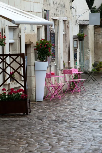 Leerer pinkfarbener Tisch im Café bei Regen — Stockfoto