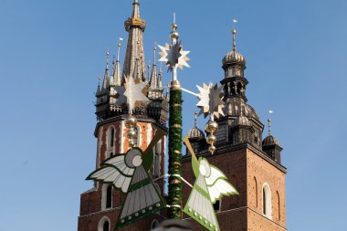 trompet melek Krakow ana pazar meydanında Noel ve yeni yıl zamanı sırasında arka plan mariacki kilisede cracow oynama ile Noel süsleri,